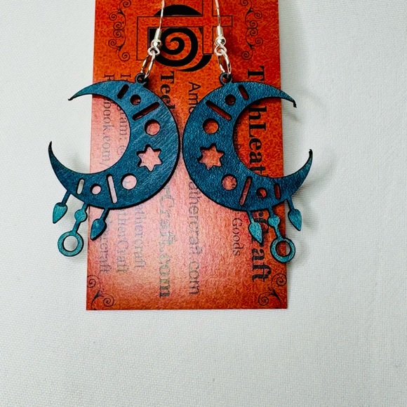 Hand dyed leather earrings moon with star cutout in blues and teal - Picture 4 of 5